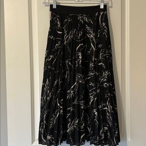 H&M midi skirt pleated Pull on A-line Black and tan lined Flowy skirt Sz 4 - 6